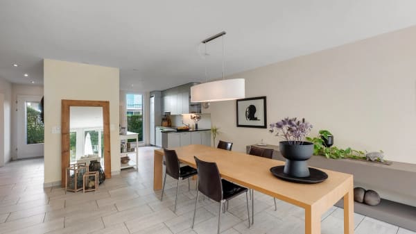 Immobilie in Oberrieden - GemÃ¼tliches 5.5 Zimmer-Reihenmittelhaus mit Garten und zwei Sonnenterr - Bild 1