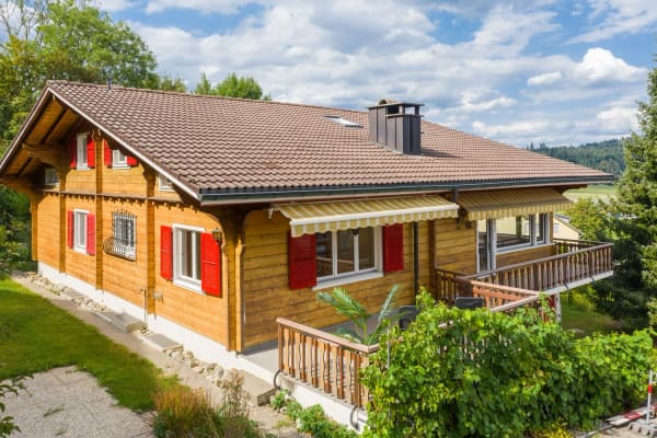 Immobilie in Meierskappel - 2-Familien Chalet mit 6.5 bis 7.5 und 2.5-Zimmer Wohnung, teils mit Seesicht - Bild 1