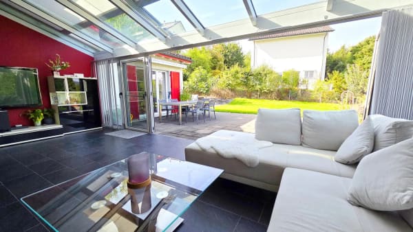 Immobilie in Oetwil Am See - Freistehendes, gut unterhaltenes Einfamilienhaus mit riesigem Wohnraum an grandioser Makrolage - Bild 1
