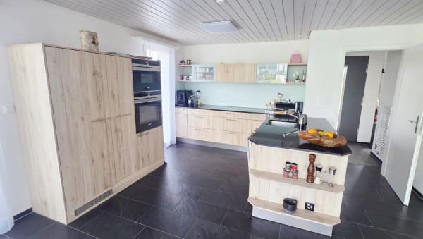 Immobilie in Oetwil Am See - Freistehendes, gut unterhaltenes Einfamilienhaus mit riesigem Wohnraum an grandioser Makrolage - Bild 3