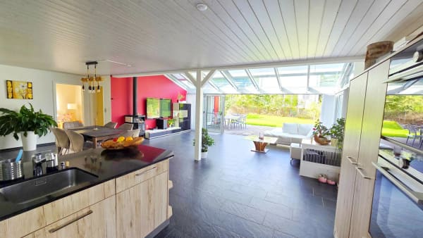 Immobilie in Oetwil Am See - Freistehendes, gut unterhaltenes Einfamilienhaus mit riesigem Wohnraum an grandioser Makrolage - Bild 4
