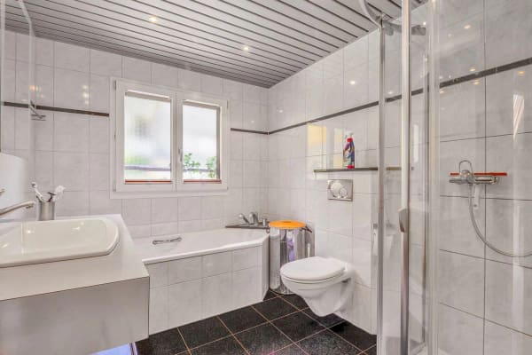 Immobilie in Schattdorf - Doppeleinfamilienhaus mit atemberaubender Panoramaaussicht - Bild 12