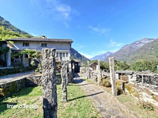 Immobilie in Aurigeno - Maggiatal: Charmantes & grosses Rustico mit traumhaftem Garten und Weitsicht ins Maggiatal - Bild 0