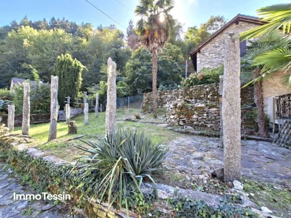 Immobilie in Aurigeno - Maggiatal: Charmantes & grosses Rustico mit traumhaftem Garten und Weitsicht ins Maggiatal - Bild 1