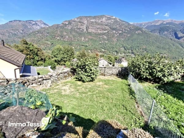 Immobilie in Aurigeno - Maggiatal: Charmantes & grosses Rustico mit traumhaftem Garten und Weitsicht ins Maggiatal - Bild 3