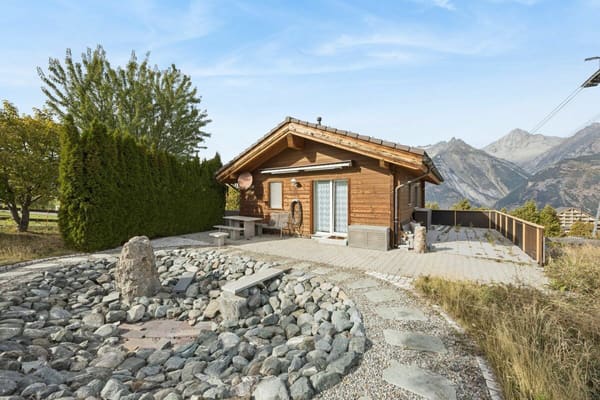 Immobilie in Unterbäch Vs - 3,5-Zimmer Chalet in Unterbäch - herziges Tiny-Einfamilienhaus mit viel Privatsphäre - Bild 0