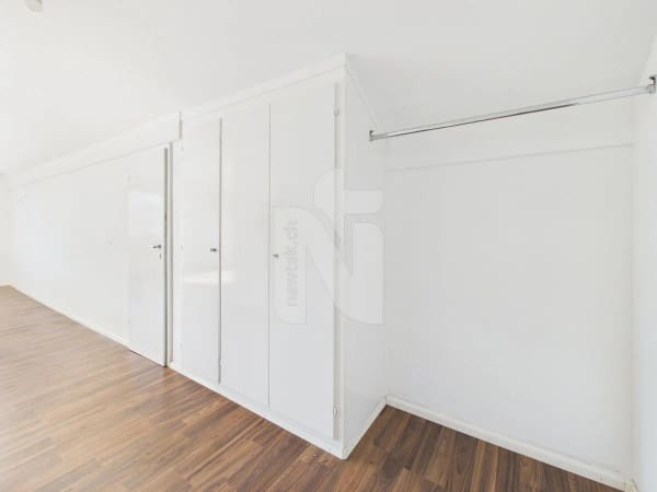 Immobilie in Aesch Bl - 1-Zimmer-Wohnung mit schöner Aussicht, grossem Parkplatz und Ausbauoptionen - Bild 2