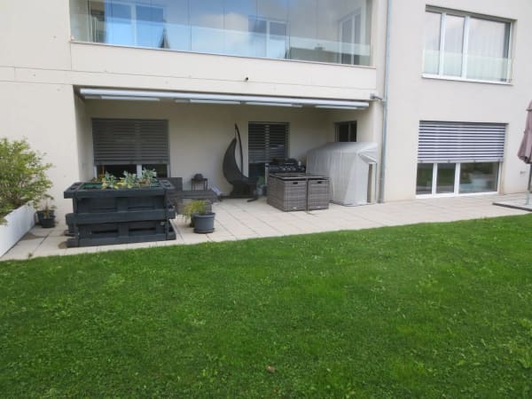 Immobilie in Wünnewil - Wunderschöne  3 1/2 Zimmer-Wohnung im Erdgeschoss mit grosser Terrasse und Grünfläche - Bild 1