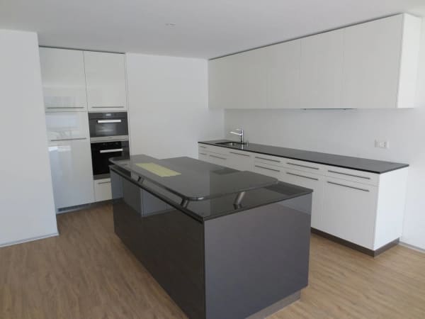 Immobilie in Wünnewil - Wunderschöne  3 1/2 Zimmer-Wohnung im Erdgeschoss mit grosser Terrasse und Grünfläche - Bild 2