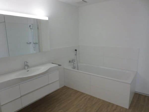 Immobilie in Wünnewil - Wunderschöne  3 1/2 Zimmer-Wohnung im Erdgeschoss mit grosser Terrasse und Grünfläche - Bild 4