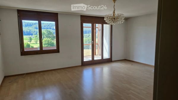 Immobilie in Bettenhausen - Charmante 4.5-Zimmer-Wohnung mit Balkon und schÃ¶ner Aussicht in Bettenhausen - Bild 2