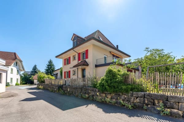 Immobilie in Busswil Be - Freistehendes 7½-Zimmer-Einfamilienhaus mit viel Platz im Dorfkern von Busswil - Bild 1
