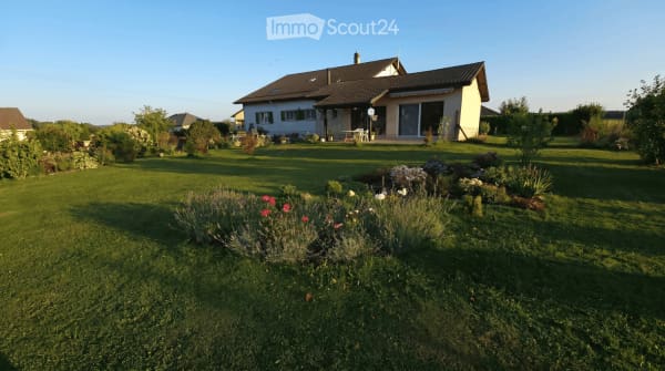 Immobilie in Bure - Le Paradis â€“ 6.5-Zimmer-Doppelhaus mit Hallenbad & 2'073 mÂ² Garten im Jura - Bild 0