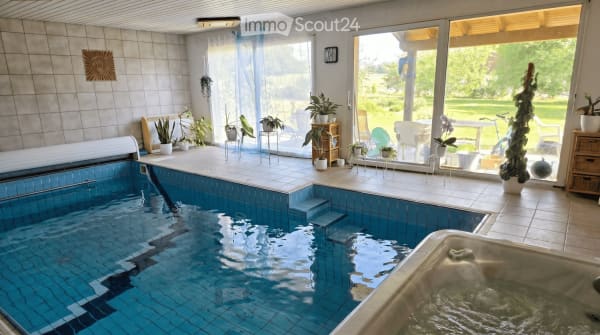 Immobilie in Bure - Le Paradis â€“ 6.5-Zimmer-Doppelhaus mit Hallenbad & 2'073 mÂ² Garten im Jura - Bild 1