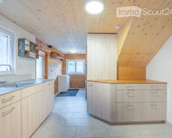 Immobilie in Lungern - Charmantes 4.5-Zimmer-Doppeleinfamilienhaus in Lungern – Frisch renoviert mit herrlicher Aussicht - Bild 1
