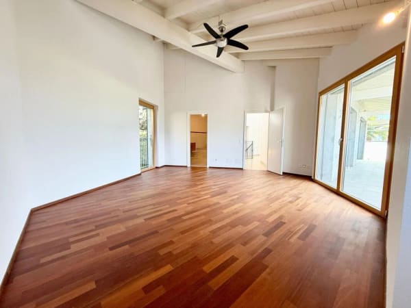 Immobilie in Cugnasco - Zweifamilienhaus mit 5.5-Zimmer-Wohnung + 2-Zimmer-Wohnung, grossem PrivatgrundstÃ¼ck, 4 ParkplÃ¤tzen und Solarpanels - Bild 1