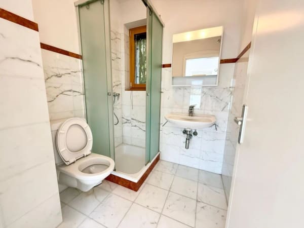 Immobilie in Cugnasco - Zweifamilienhaus mit 5.5-Zimmer-Wohnung + 2-Zimmer-Wohnung, grossem PrivatgrundstÃ¼ck, 4 ParkplÃ¤tzen und Solarpanels - Bild 14