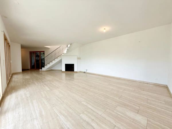 Immobilie in Cugnasco - Zweifamilienhaus mit 5.5-Zimmer-Wohnung + 2-Zimmer-Wohnung, grossem PrivatgrundstÃ¼ck, 4 ParkplÃ¤tzen und Solarpanels - Bild 3