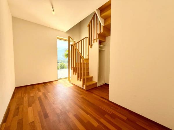 Immobilie in Cugnasco - Zweifamilienhaus mit 5.5-Zimmer-Wohnung + 2-Zimmer-Wohnung, grossem PrivatgrundstÃ¼ck, 4 ParkplÃ¤tzen und Solarpanels - Bild 8