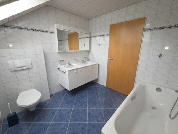 Immobilie in Dussnang - Zu verkaufen an der Haushaldenstrasse 2a in 8374 Dussnang; grosse 5½ Zi.-Dachwohnung, an ruhiger, sonniger Lage /nur 2 Gehminute bis ÖV ! - Bild 8