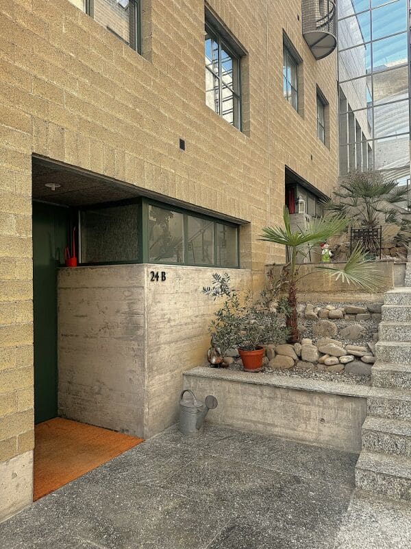 Immobilie in Schmitten Fr - Zeitlose Architektur trifft auf überraschende Wohnqualität - Bild 6