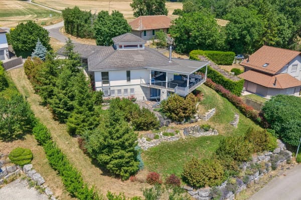 Immobilie in L'abergement - Villa d'architecte contemporaine, volumes spectaculaires, au pied du S - Bild 1