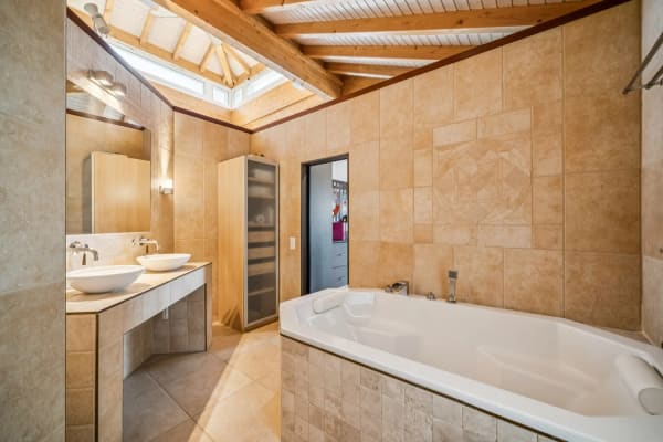 Immobilie in L'abergement - Villa d'architecte contemporaine, volumes spectaculaires, au pied du S - Bild 8