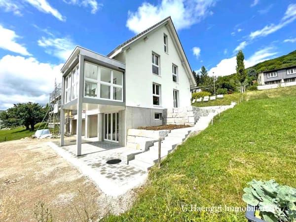 Immobilie in Läufelfingen - Neue, grosszügige 5 bis 7.5-Zi-EFH mit weiter Aussicht in Läufelfingen - Bild 1