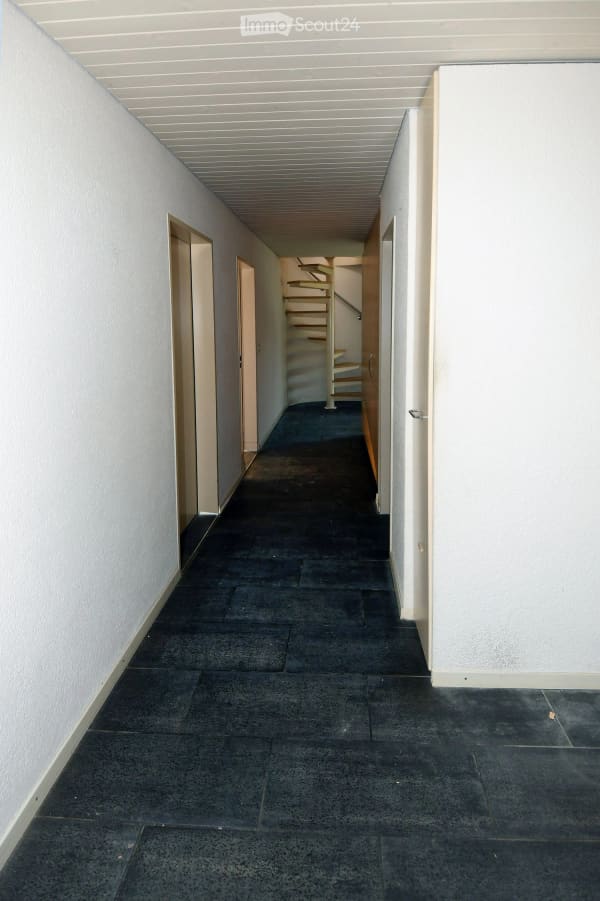 Immobilie in Bäriswil Be - Grosszügige 6.5-Zimmer-Galerie-Wohnung mit Kamin und Einstellhallenplatz in Bäriswil - Bild 1