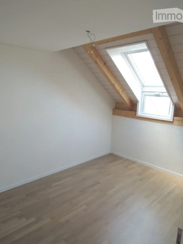Immobilie in Lotzwil - Charmante 4.5-Zimmer-Dachwohnung in Lotzwil â€“ Wohnen mit Stil und Weitblick - Bild 2