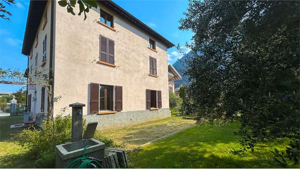 Immobilie in Riva San Vitale - Villa storica indipendente con ampio giardino e terreno edificabile - Bild 0