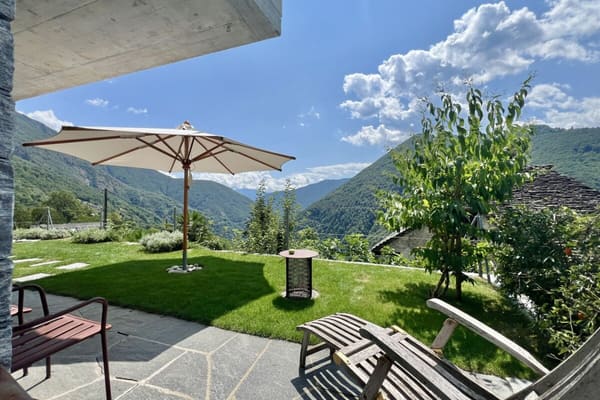 Immobilie in Comologno - "Architektur trifft Natur" - Modernes Wohnen im Valle Onsernone mit herrlicher Aussicht - Bestzustand / Erstwohnsitz - Bild 1