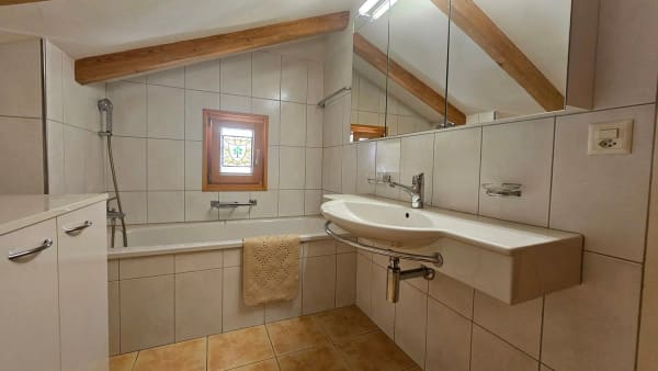 Immobilie in Trun - Charmante 2.5-Zimmer-Dachwohnung in Trun - Bild 5