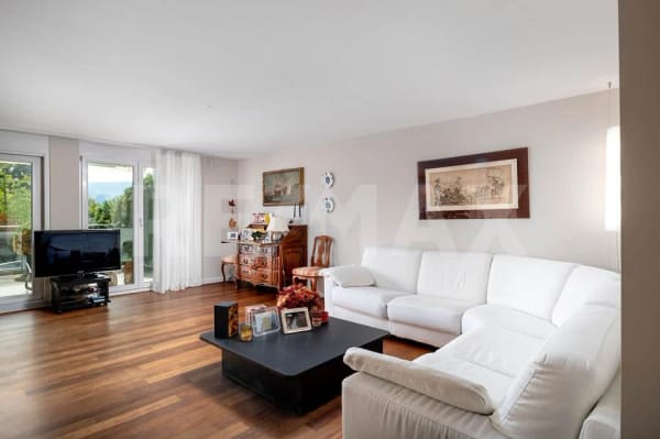Immobilie in Uerikon - Elegante 5.5-Zimmer-Terrassenwohnung nur wenige Schritte vom Zürichsee entfernt zu kaufen! - Bild 2