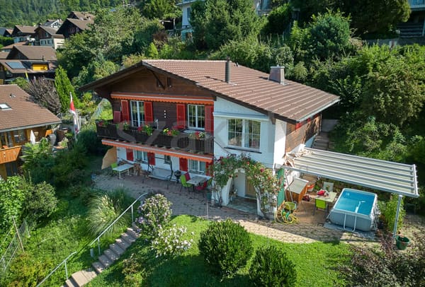 Immobilie in Hünibach - Charmantes Einfamilienhaus mit Seeblick in Hünibach - Bild 0
