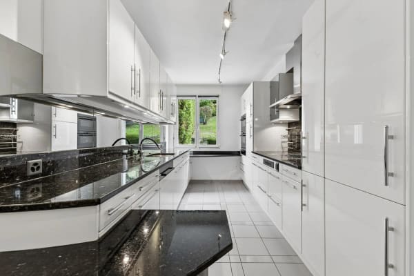 Immobilie in Stallikon - 5.5-Zimmer - Maisonette Terrassenwohnung mit 51 m2 Terrasse und 315 m2 Gartenanteil - Bild 1