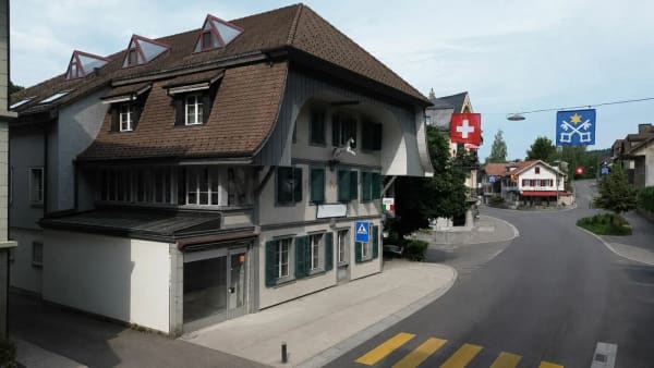 Immobilie in Huttwil - Jetzt zugreifen: 4 Wohnungen und ein grosses Restaurant mir über 8 % Renditepotenzial - Bild 0
