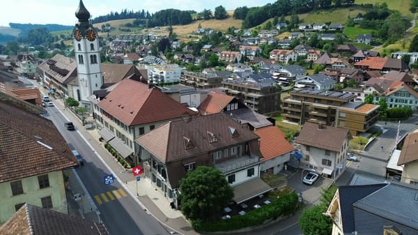 Immobilie in Huttwil - Jetzt zugreifen: 4 Wohnungen und ein grosses Restaurant mir über 8 % Renditepotenzial - Bild 2