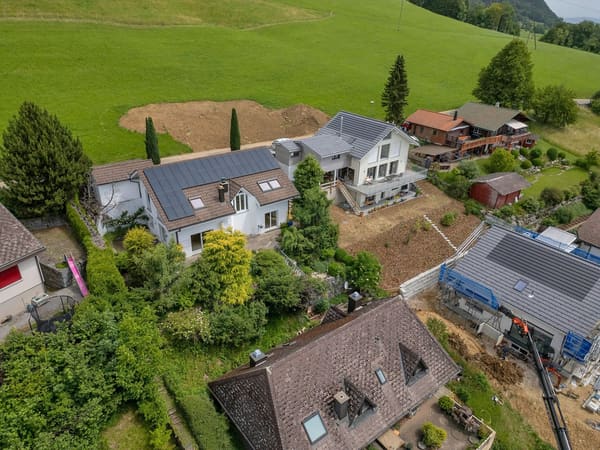 Immobilie in Farnern - Freistehendes 5.5-Zimmer Einfamilienhaus mit Weitsicht bis zu den Alpen - Bild 0