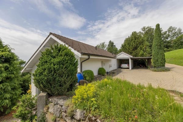 Immobilie in Farnern - Freistehendes 5.5-Zimmer Einfamilienhaus mit Weitsicht bis zu den Alpen - Bild 1