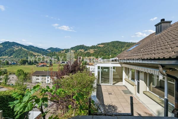 Immobilie in Lichtensteig - 6.5-Zimmer-Einfamilienhaus mit Aussicht und Gestaltungspotenzial - Bild 1