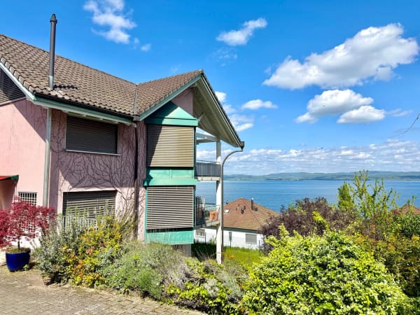 Immobilie in Berlingen - 5-Zi.-Maisonette-Wohnung mit Wiesenanteil und Terrasse und traumhafter unverbaubarer Seesicht - Bild 1
