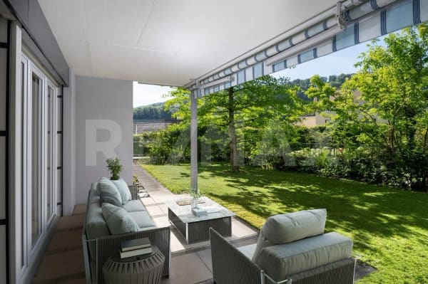 Immobilie in Wilen B. Wollerau - Modernes Wohnen eingebettet in die Natur / Frisch renovierte 4.5 Zimmerwohnung im EG / Im Baurecht - Bild 0