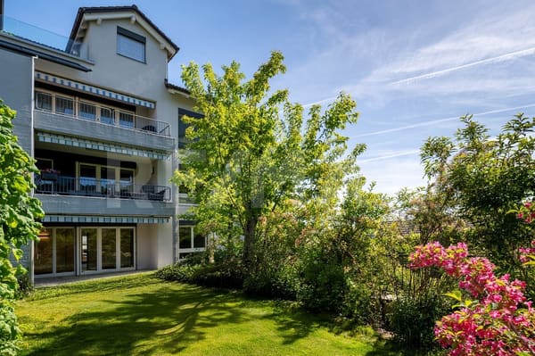 Immobilie in Wilen B. Wollerau - Modernes Wohnen eingebettet in die Natur / Frisch renovierte 4.5 Zimmerwohnung im EG / Im Baurecht - Bild 1