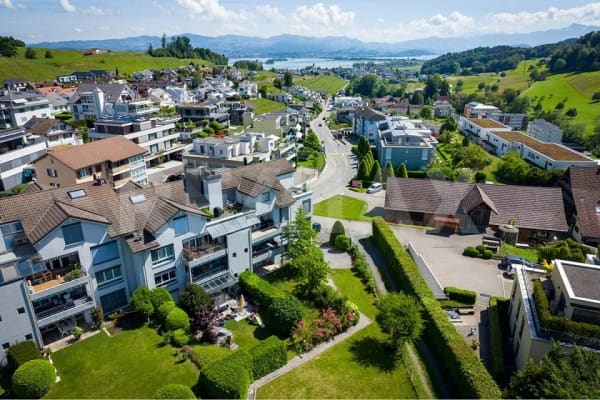 Immobilie in Wilen B. Wollerau - Modernes Wohnen eingebettet in die Natur / Frisch renovierte 4.5 Zimmerwohnung im EG / Im Baurecht - Bild 2