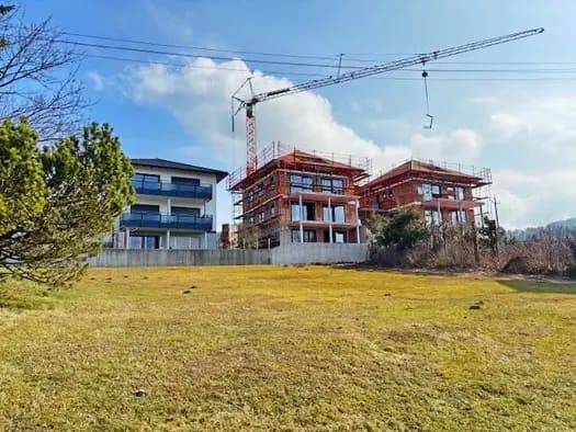 Immobilie in Oberhofen am Irrsee - Terrassenwohnung zum Kauf - Erstbezug - Oberhofen am Irrsee - 686.000 € - 4 Zimmer, 119 m², frei ab 01.01.2027 - Bild 1