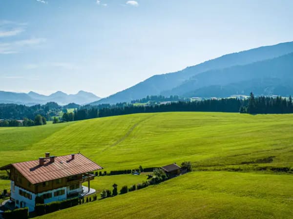 Immobilie in Kössen - Mehrfamilienhaus zum Kauf - Kössen - 1.800.000 € - 18 Zimmer, 352 m², 1.626 m² Grundstück - Bild 1
