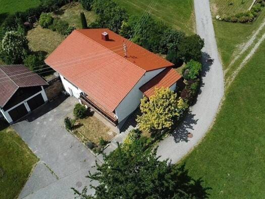 Immobilie in Lichtenberg - Einfamilienhaus zum Kauf - Lichtenberg - 449.000 € - 7 Zimmer, 135 m², 1.039 m² Grundstück - Bild 1