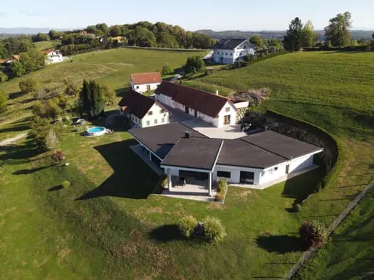 Immobilie in Markt Hartmannsdorf - Mehrfamilienhaus zum Kauf - Markt Hartmannsdorf - 1.680.000 € - 5,5 Zimmer, 237,3 m², 109.325 m² Grundstück - Bild 0