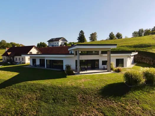 Immobilie in Markt Hartmannsdorf - Mehrfamilienhaus zum Kauf - Markt Hartmannsdorf - 1.680.000 € - 5,5 Zimmer, 237,3 m², 109.325 m² Grundstück - Bild 1